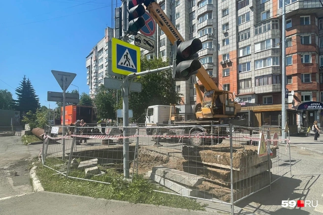 Работы идут в районе перекрестка улиц 1-й Красноармейской и 25 Октября | Источник: Екатерина Вохмянина