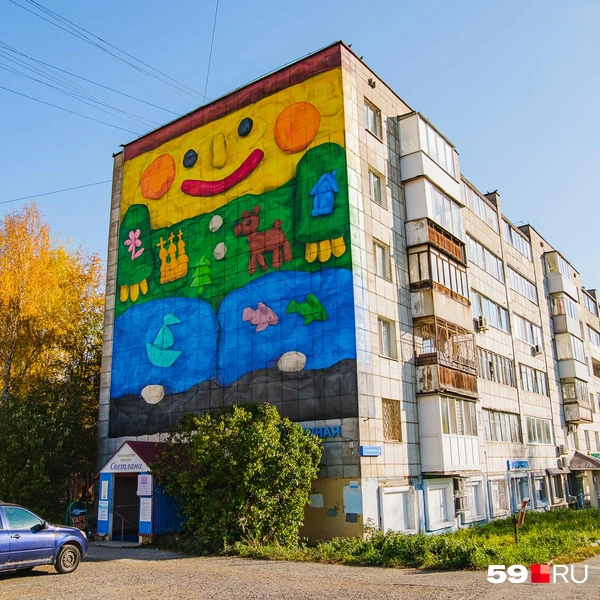 Вот такой пластилиновый образ Перми украшает фасад одного из домов | Источник: Тимофей Калмаков / 59.RU