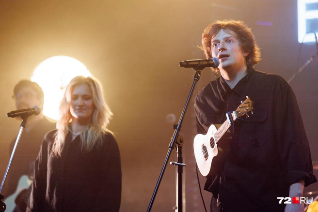 Илья Золотухин много общался со зрителями со сцены. В частности, делился своими впечатлениями от холодной Тюмени и сетовал, что забыл взять с собой подштанники | Источник: Ирина Шарова / 72.RU