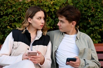 «Ревную парня к его старшей сестре. Почему мне кажется, что она моя соперница?»