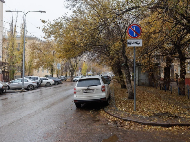 На отдельных участках все еще сохранились знаки, предупреждающие о возможной эвакуации | Источник: Алексей Волхонский / V1.RU