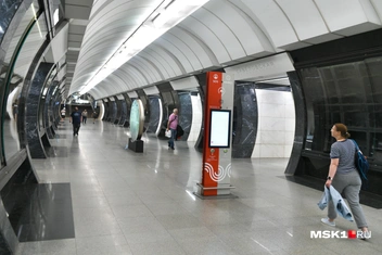 Визуально станция напоминает ту, что в Санкт-Петербурге, где установлены «горизонтальные лифты» | Источник: Артем Устюжанин / MSK1.RU