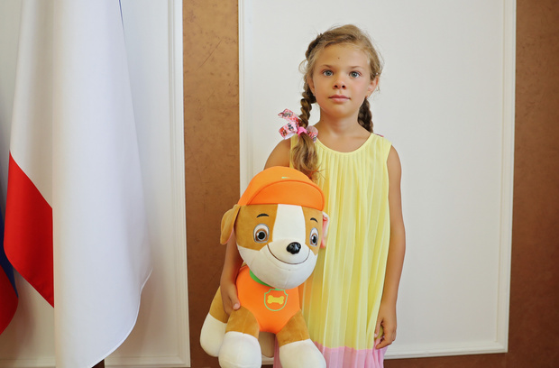 Фото №1 - 7-летняя девочка спасла тонущего в бассейне малыша