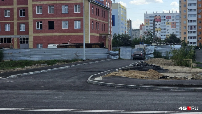 Подъездной путь к недостроенному зданию пожарной части | Источник: Дарья Никитченко / 45.RU