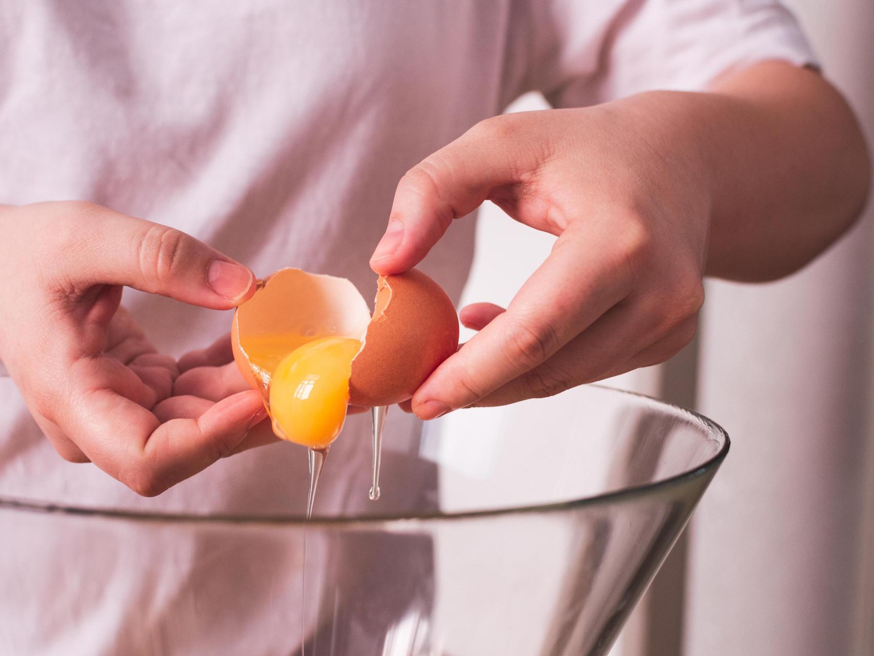 Пить яйца каждый день. Приготовление яиц. Пашотница для яиц. Подготовка яиц к приготовлению. Взбитые яйца в миске.