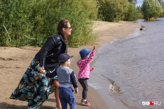 А кто-то камушки в воду бросает — кто дальше? | Источник: Владислава Кузнецова