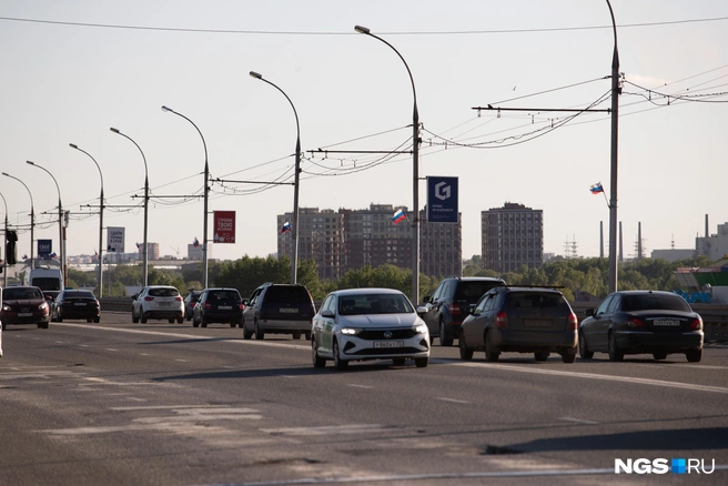 Мост начнут ремонтировать с правой полосы, которая ведет с правого берега на левый | Источник: Андрей Бортко / NGS.RU
