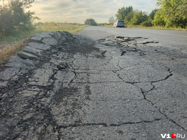 Отремонтировать дорогу обещали только после того, как грузовики закончат вывоз песка | Источник: читатели V1.RU