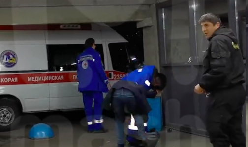 Фото №1 - Петербурженка подралась с врачами скорой из-за того, что они привезли ее в больницу