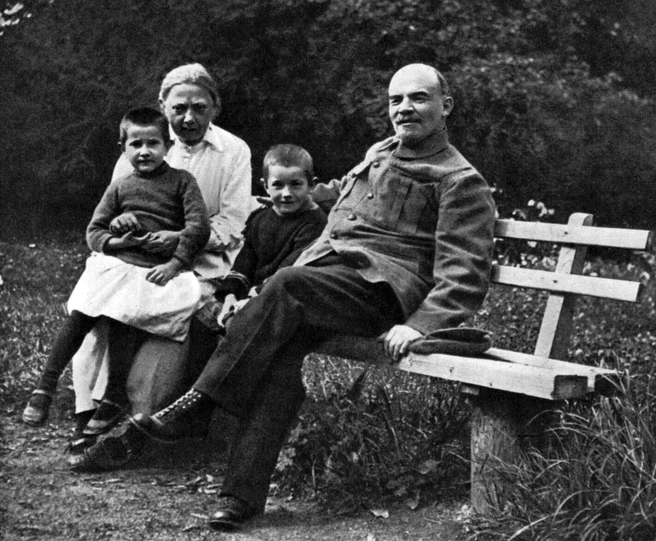 Владимир Ленин с семьей в Горках | Источник: Архив музея «Горки Ленинские»