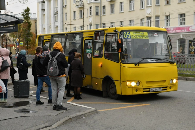 Часто бывает, что все сидячие места в транспорте занимают еще на конечной | Источник: Артем Устюжанин / E1.RU