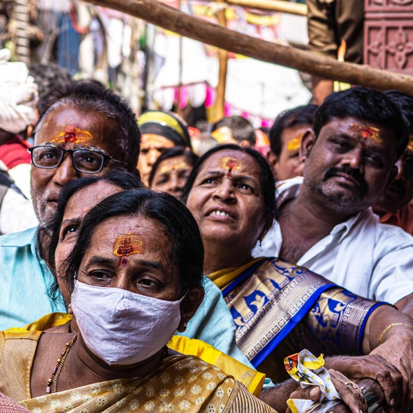 На фестивале верующие запускают в священные воды мерцающие молитвенные светильники из муки грубого помола, которые поливают горчичным или топлёным маслом | Источник: личный архив Ильи Морозова