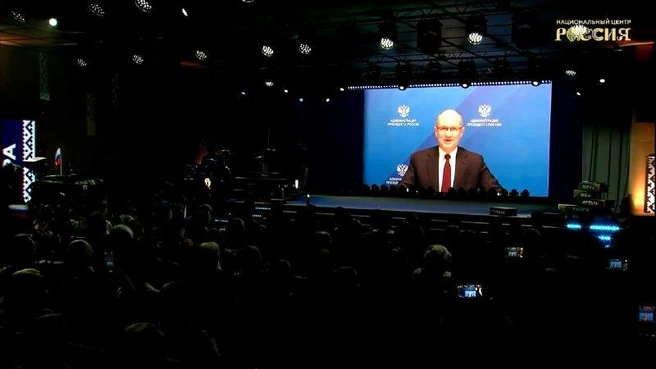 Поздравление президента зачитал Сергей Кириенко | Источник: пресс-служба НЦ «Россия»