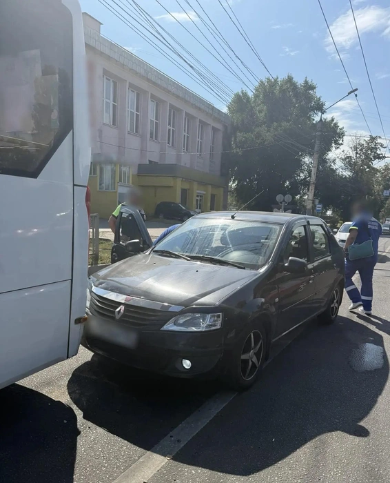 Почему водитель этого «Рено Логан» не справился с управлением, выясняют полицейские | Источник: ГУ МВД по Воронежской области / max.ru