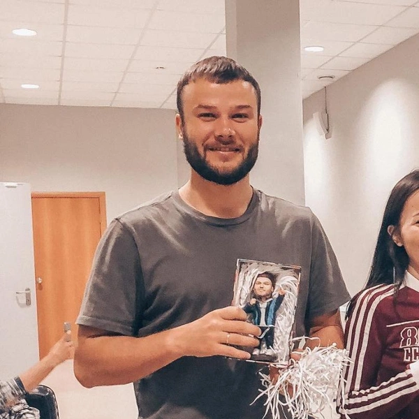 Макс Корж с мини-копией себя | Источник: Александр Пахомов / личный архив