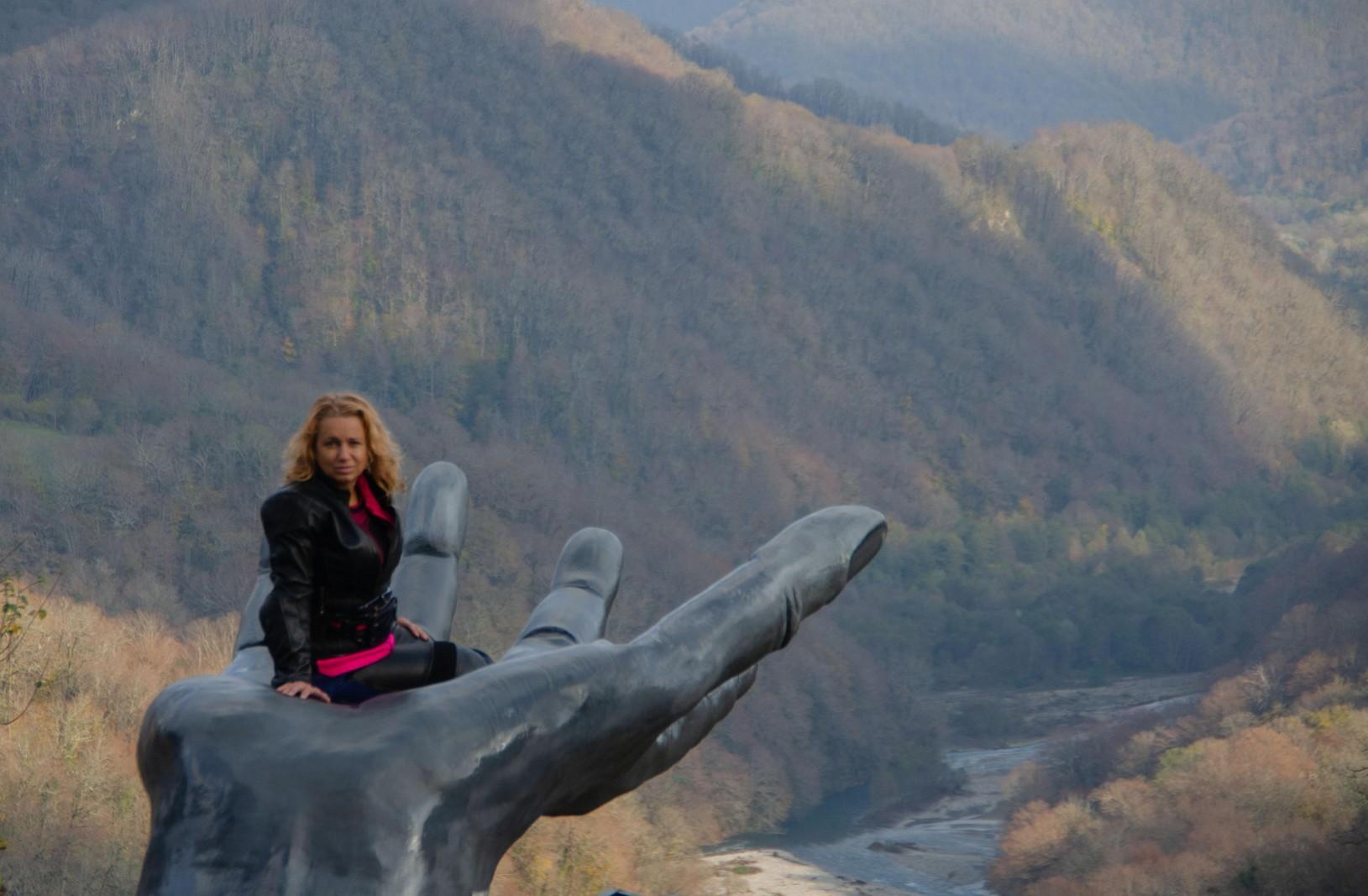 Рука для фото, мужской монастырь и чай  репортаж из Солохаула в Сочи