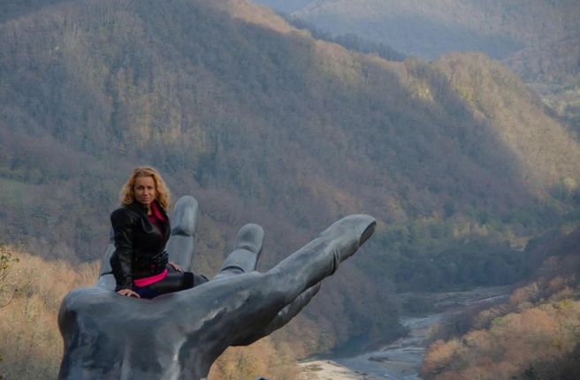 Платная ладонь над пропастью, но удачный кадр поймать не просто | Источник: Оксана Витязь / SOCHI1.RU