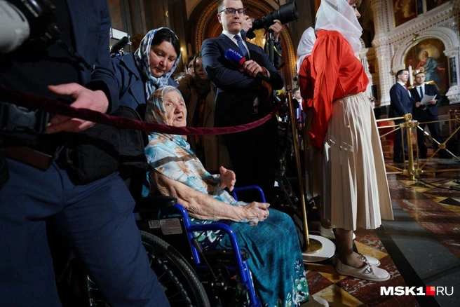 Люди стоят вплотную друг к другу | Источник: Анна Селина / MSK1.RU
