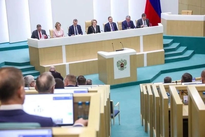 Роман Маслов получил удостоверение сенатора от Матвиенко | Источник: st.cherinfo.ru