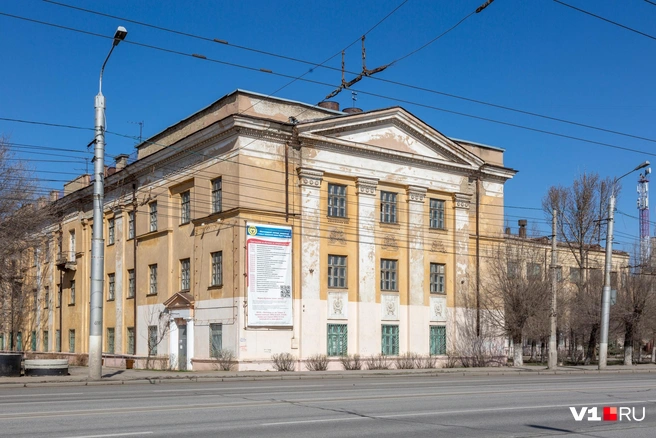Здание располагается напротив площади Дзержинского | Источник: Константин Завриков / V1.RU