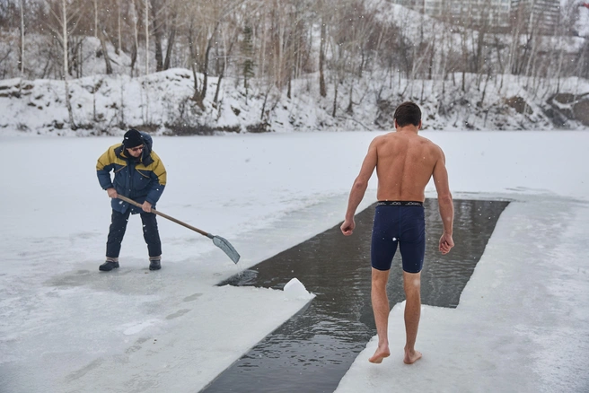 Самое главное при моржевании&nbsp;— соблюдение безопасности | Источник: Александр Ощепков / NGS.RU
