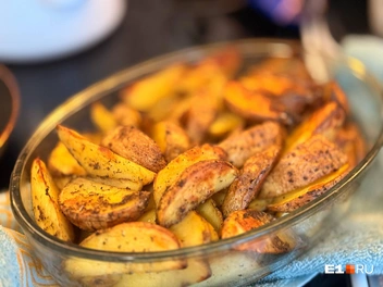 Картошка была в качестве гарнира | Источник: Полина Краснопевцева / E1.RU