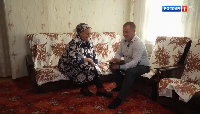 Иван с тетей Валей поют старинные духовные стихи | Источник: телеканал «Россия 1»