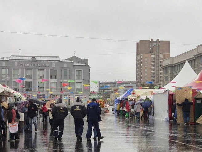 Даже в пасмурную и дождливую погоду на площадке много посетителей | Источник: Фото с площадки ярмарки