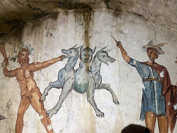 В Италии нашли Гробницу Цербера с фресками: посмотрите, как трехглавый пес кусает Геракла за руку