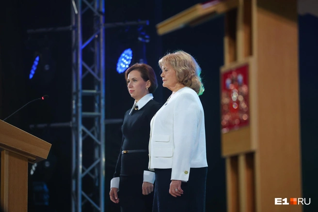 Началась торжественная церемония. На сцену вышла Людмила Бабушкина, председатель заксобрания Свердловской области | Источник: Владислав Лоншаков / E1.RU