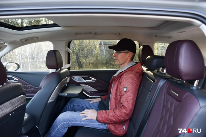Задний ряд установлен как будто высоковато — как в рамном внедорожнике. Но сидеть в целом удобно, а из бонусов — раскладной столик | Источник: Артем Краснов