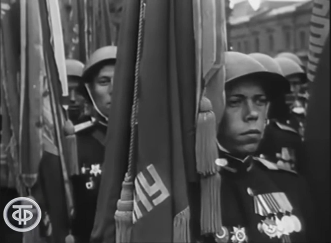 Герои-освободители в момент триумфа | Источник: кадр из документального фильма «Парад Победы» (12+), реж.: В. Беляев, И. Вежнер, И. Посельский, 1945 г.