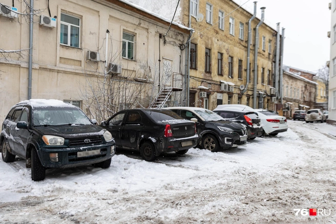 Зато автомобилями заставлены дворы и закоулки в центре | Источник: Артем Бауман / 76.RU