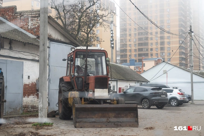 Тракторы тут очень востребованы, но трактористов уволили вместе с остальными сотрудниками | Источник: Евгений Вдовин / 161.RU