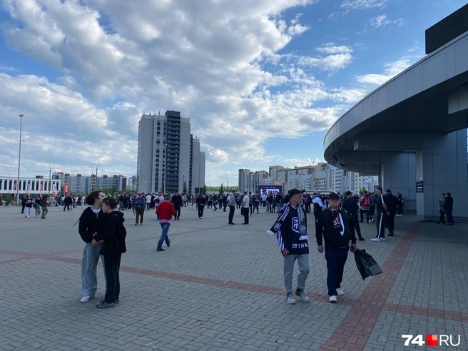 Сцену установили неподалеку от входа в арену | Источник: Ольга Козлова