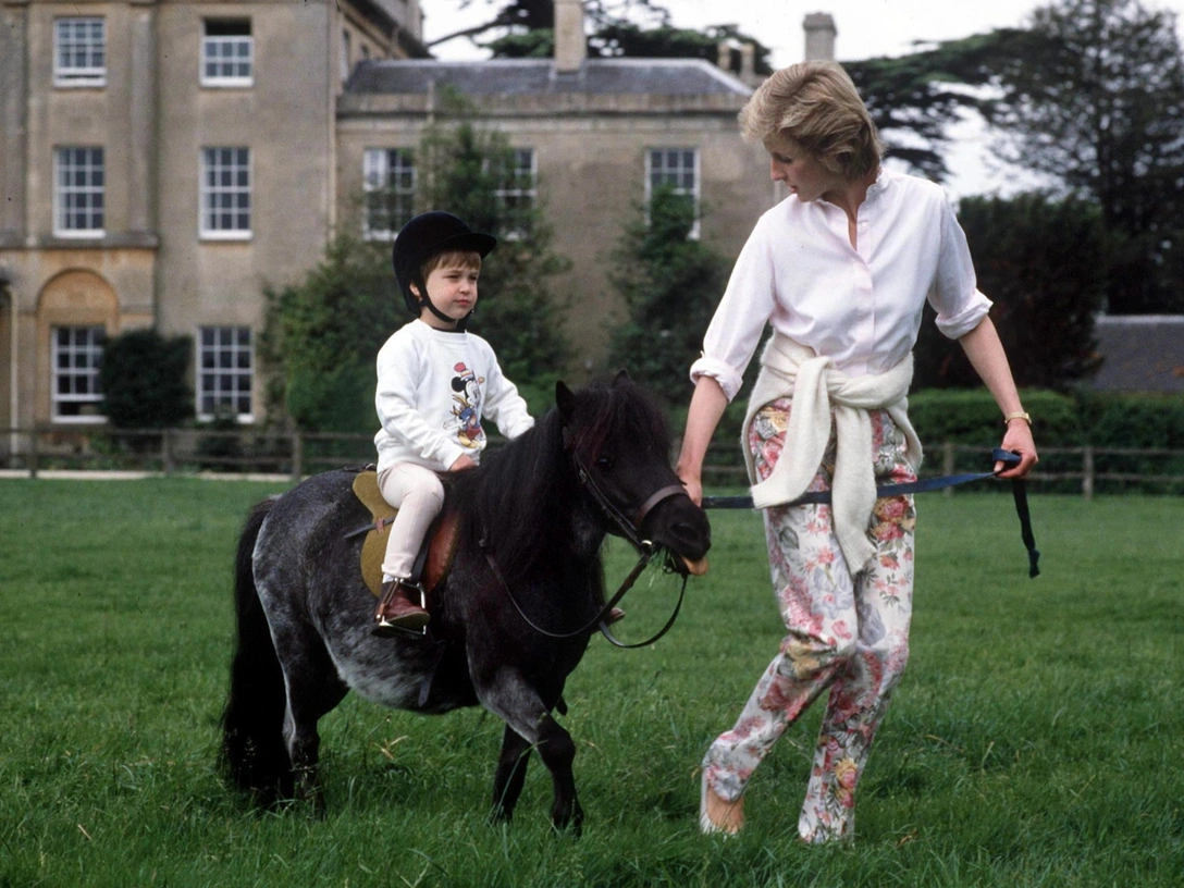 Принцесса Диана катает старшего сына на пони в Хайгроуве, 18 июля 1986 | marieclaire.ru