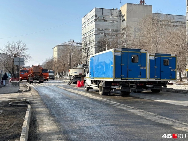 В Кургане авария на водопроводе на улице Свердлова произошла в понедельник | Источник: Кирилл Митин / 45.RU