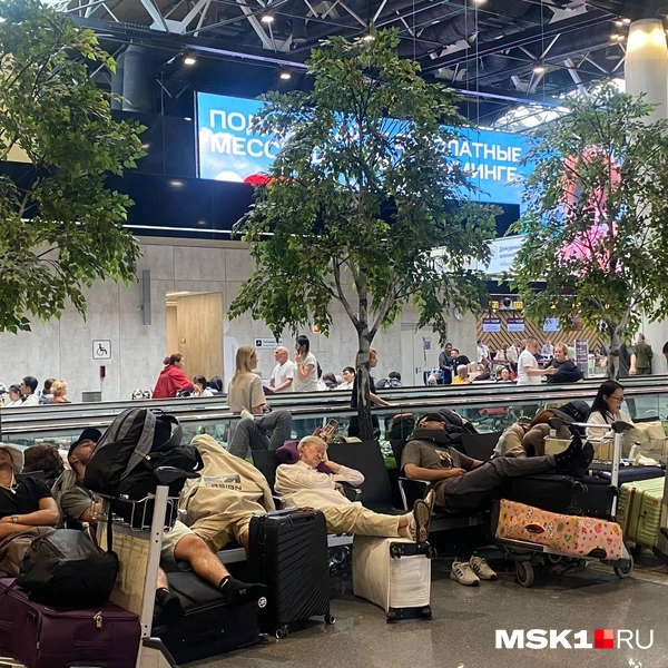 Люди, которым не хватило места на скамейках, вынуждены спать, где придется — на полу, на чемоданах и на искусственных газонах | Источник: Виктория Семочкина / MSK1.RU