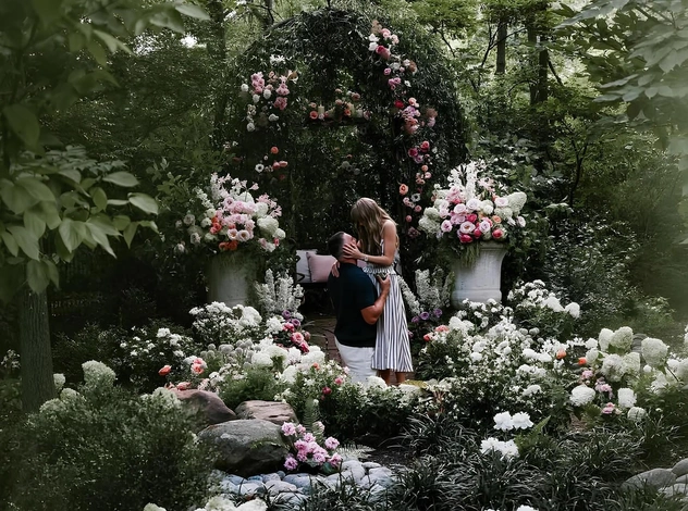 Платье Тейлор Свифт скупили в магазинах через час после ее помолвки: где найти похожее?