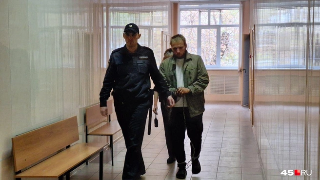 Жителя Зауралья, обвиняемого в убийстве трех человек, взяли под стражу: репортаж из зала суда | Источник: Александр Лисихин / 45.RU