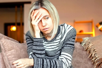 «У меня совсем нет сил работать, но муж зарабатывает намного меньше и все наши кредиты не потянет»