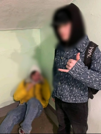 Фото из подъезда, где Егор забился в угол | Источник: соцсети