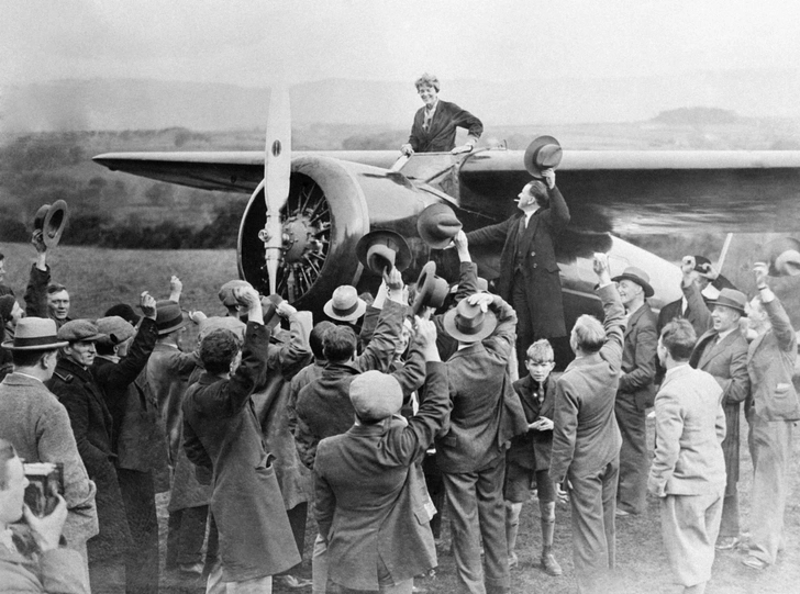 Толпа приветствует Амелию Эрхарт, май 1932 года | Источник: Keystone-France\Gamma-Rapho via Getty Images