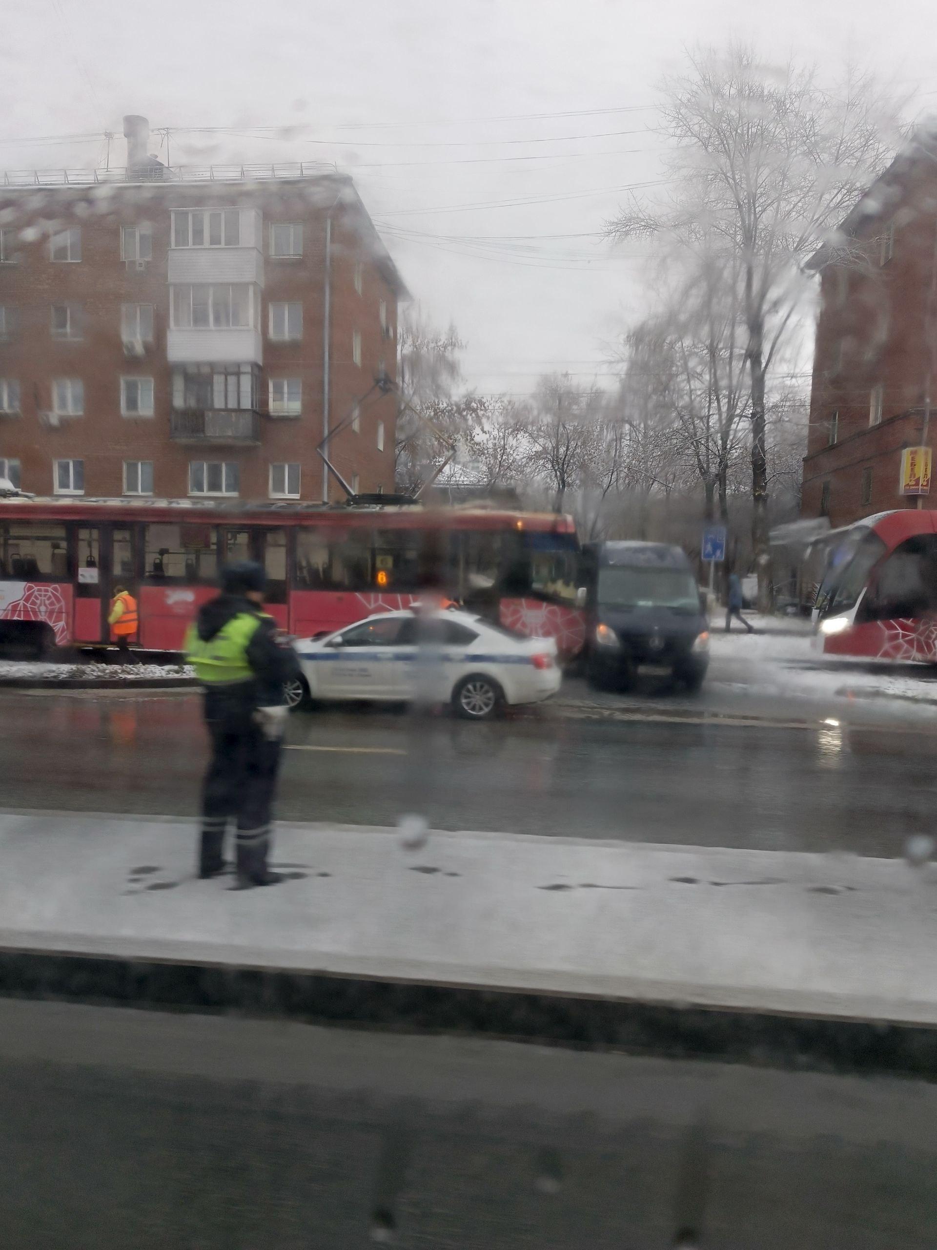 Пять трамваев стояли в очереди из-за ДТП на Героев Хасана 