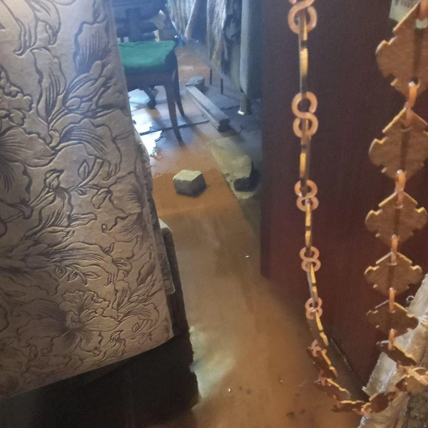 Квартиры на первом этаже дома на Линейной, 52 наполняются водой из-под пола | Источник: Читатель 45.ru