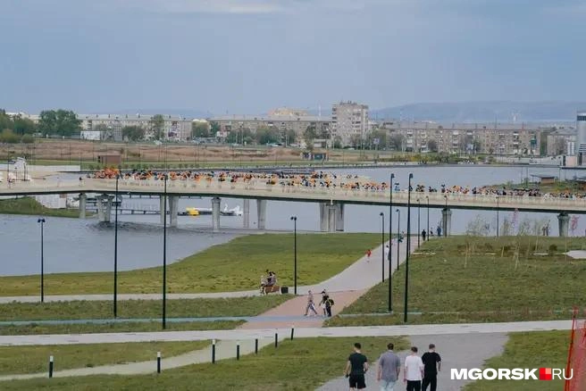 Планировалось, что люди выстроятся на мосту с шарами в цветах георгиевской ленты | Источник: Даниил Пономаренко / MGORSK.RU