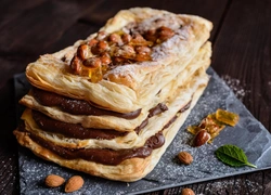 Что приготовить из слоеного теста быстро и вкусно: 5 простых рецептов