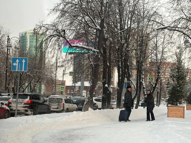 Многие пассажиры не знают, как поступить: продолжить стоять в пробке или отправиться к вокзалу пешком. | Источник: читательница 72.RU