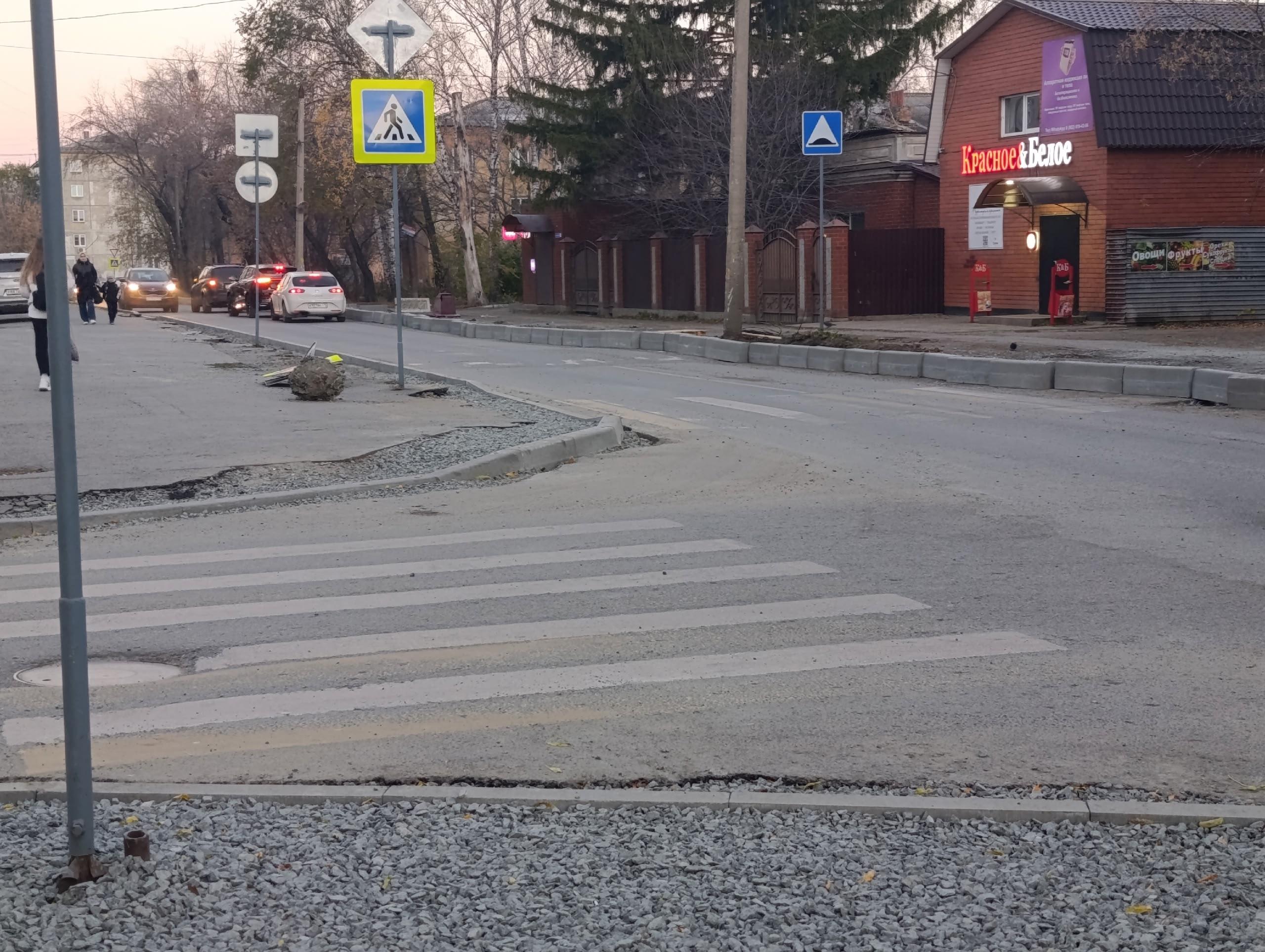 «Ямы и бордюр — детям по колено». Дорожный подрядчик изуродовал улицу в Челябинске «крепостными рва…