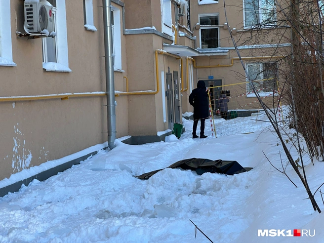 Труп женщины лежит под окнами дома. Никто к нему не подходит | Источник: Андрей Кузнецов / MSK1.RU